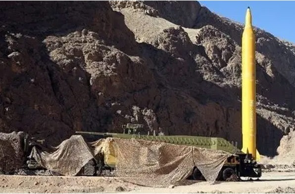 Gayrioddiy qiz jinsiy aloqada boladi Porno karavotga boglangan va navbat bilan sikildi