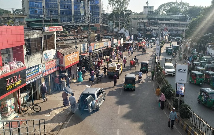 সড়কে নেই হকার, যানজটও কম