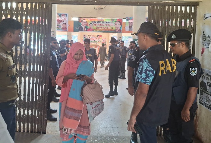 অবৈধভাবে ট্রেনের টিকিট কেনায় ৭ যাত্রীকে জরিমানা