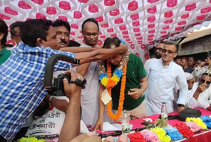 ফুলের মালায় ১০ লাখের চেক দেওয়া বিএনপিকর্মীর অ্যাকাউন্টে নেই পর্যাপ্ত টাকা