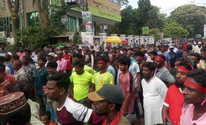 ৫ ঘন্টা ধরে সড়ক অবরোধ করে বিক্ষোভ ব্যাটারি রিকশা শ্রমিকদের