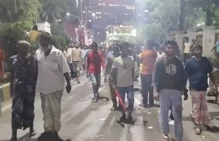 রোববার পর্যন্ত সময় বেঁধে দিয়ে ৬ ঘন্টা পর সড়ক ছাড়লেন ব্যাটারিরিকশা শ্রমিকরা