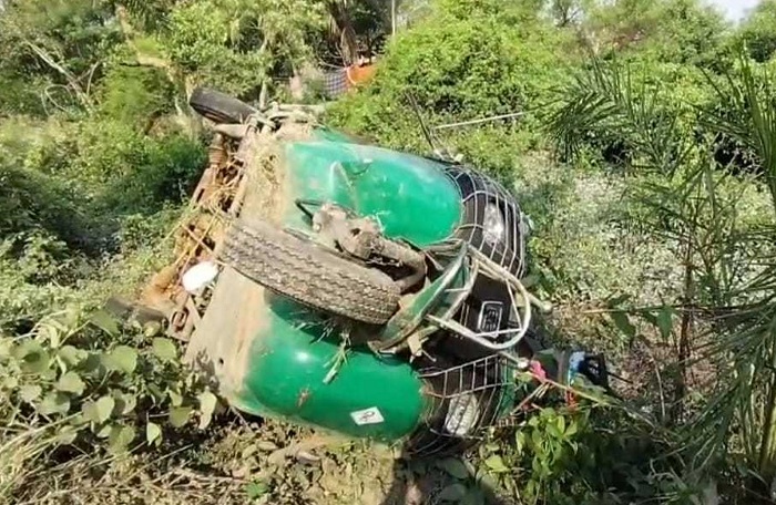 অটোরিকশা খাদে, স্কুলে যাওয়ার পথে প্রাণ গেল শিক্ষিকার