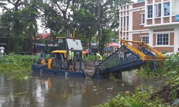আর্বজনার স্তুপ থেকে জেগে ওঠছে পুকুর