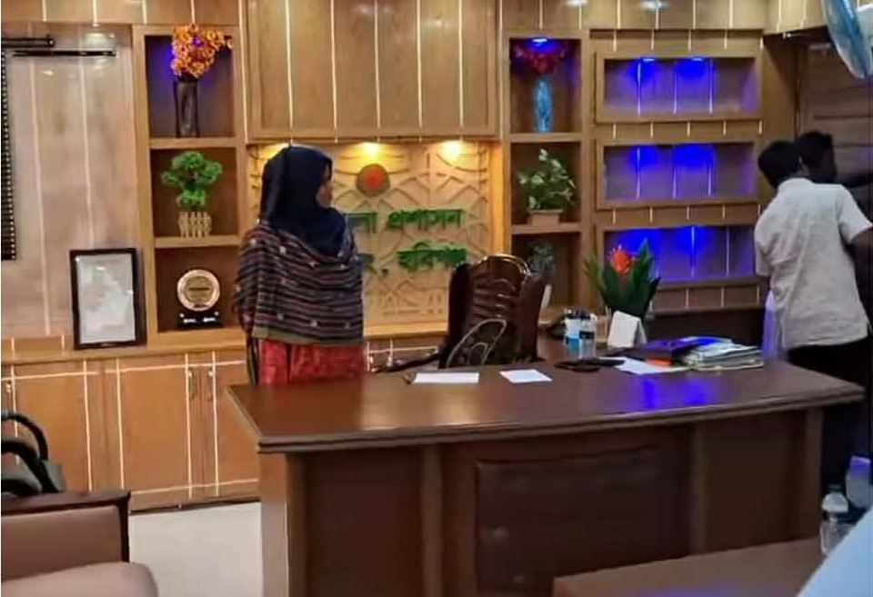 বানিয়াচংয়ে ফ্যামিলি কার্ডের নিয়োগ ঘিরে তাণ্ডব: ইউএনও লাঞ্ছিত, সমাজসেবা অফিসে হামলা