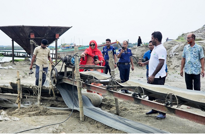 জাফলং ইসিএ এলাকায় অভিযান: ১০টি ড্রেজার, ৬টি এক্সকেভেটরসহ বিপুল সরঞ্জাম ধ্বংস