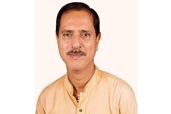 Bir-ikkita erkak bir qizning mushukida keldi