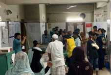 সড়কের পাশে পড়েছিলেন তরুণী, গলায় আঘাতের চিহ্ন