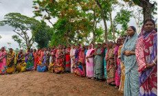 দেড় মাস ধরে বন্ধ হাসপাতাল খুলে দেওয়ার দাবিতে আন্দোলনে চা শ্রমিকরা