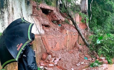 সিলেটে টিলা ধস, ভেঙে পড়ল বাড়ির গার্ডওয়াল