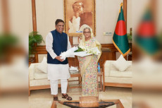 শেখ হাসিনার সঙ্গে ৪০ বিমান নিয়ে ঢাকায় নামার ঘোষণা আনোয়ারুজ্জামানের