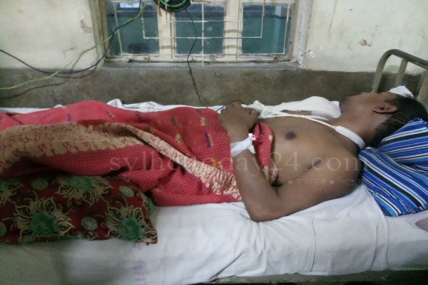 বৃহস্পতিবার ওসমানী হাসপাতালের অর্থোপেডিক্স বিভাগের পেয়িং বেড ৪-এ শুয়ে আছেন সেলিম রেজা